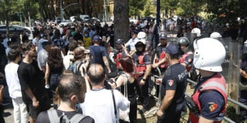 Στιγμιότυπο από την αντικυβερνητική συγκέντρωση έξω από το κοινοβούλιο της Αλβανίας, Πέμπτη 2 Ιουλίου 2026 (πηγή: ata.gov.al)