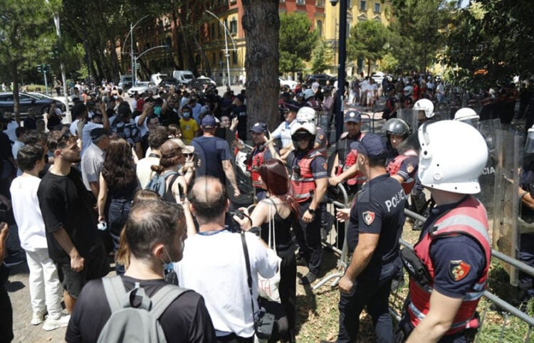 Στιγμιότυπο από την αντικυβερνητική συγκέντρωση έξω από το κοινοβούλιο της Αλβανίας, Πέμπτη 2 Ιουλίου 2026 (πηγή: ata.gov.al)