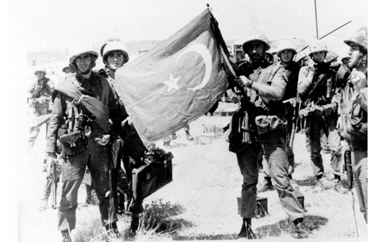 Τούρκοι στρατιώτες κατά την εισβολή (φωτ. αρχείου: ΑΠΕ-ΜΠΕ)