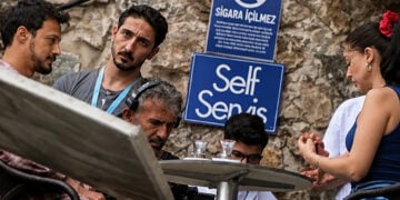 Οι Τζεμρέ Μπαϊσέλ και Μερτ Γιαζιτζίογλου στο γύρισμα στην Παναγία Σουμελά (πηγή: 61saat.com)