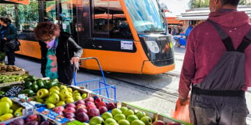 Το τραμ περνά μέσα από τη λαϊκή αγορά στο Νέο Kόσμο, Σάββατο 14 Μαρτίου 2026 (φωτ.: EUROKINISSI / Γιώργος Κονταρίνης)