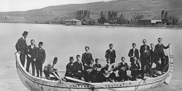 Νέοι της Τραπεζούντας με μουσικά όργανα πάνω στη βάρκα «Αργώ», στο σκαρί της οποίας είναι γραμμένη η φράση «Ναυτική Εκστρατία». Η αχρονολόγητη καρτ ποστάλ εκδόθηκε από τον L. Apostolides στην ύστερη οθωμανική περίοδο