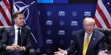 Ο Μαρκ Ρούτε με τον Ντόναλντ Τραμπ στο περιθώριο της Συνόδου Κορυφής του ΝΑΤΟ, που πραγματοποιείται στην Άγκυρα. Τετάρτη 8 Ιουλίου 2026 (φωτ.: EPA / Filip Singer)