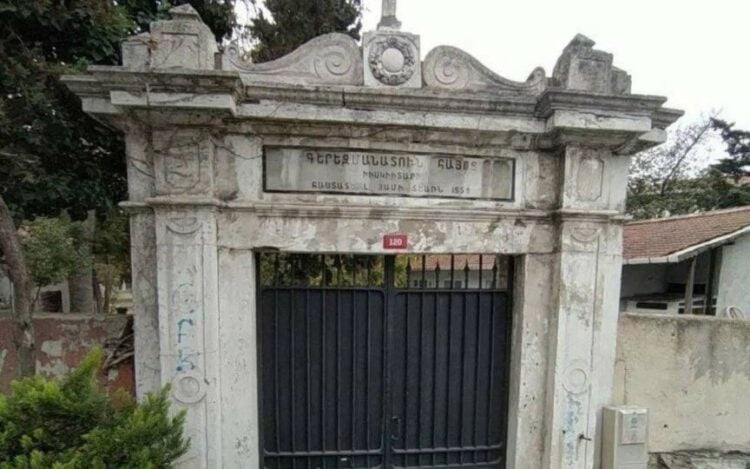 Η είσοδος του αρμενικού νεκροταφείου Σουρπ Γκαραμπέτ στην Πόλη (πηγή: bianet.org)