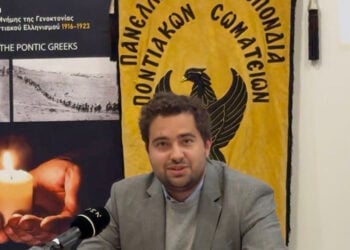 O δημοτικός σύμβουλος Ζαν-Λουί Ανφ σε εκδήλωση για τη Γενοκτονία των Ποντίων, στις Βρυξέλλες. Τρίτη 12 Μαΐου 2026 (φωτ.: Facebook / Πανελλήνια Ομοσπονδία Ποντιακών Σωματείων)