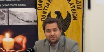 O δημοτικός σύμβουλος Ζαν-Λουί Ανφ σε εκδήλωση για τη Γενοκτονία των Ποντίων, στις Βρυξέλλες. Τρίτη 12 Μαΐου 2026 (φωτ.: Facebook / Πανελλήνια Ομοσπονδία Ποντιακών Σωματείων)