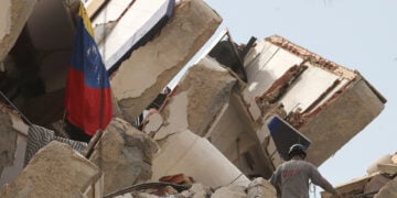 Οι έρευνες συνεχίζονται στα ερείπεια (φωτ.: EPA / Raúl Martínez)