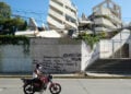 Ονόματα αγνοουμένων γραμμένα σε κατεστραμμένο κτήριο στη Λα Γουάιρα της Βενεζουέλας, δύο εβδομάδες μετά τον διπλό σεισμό των 7,2 και 7,5 Ρίχτερ (φωτ.: EPA / Xaume Olleros)