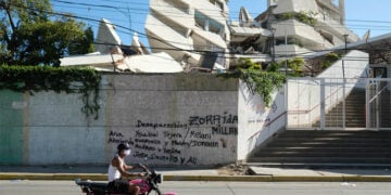 Ονόματα αγνοουμένων γραμμένα σε κατεστραμμένο κτήριο στη Λα Γουάιρα της Βενεζουέλας, δύο εβδομάδες μετά τον διπλό σεισμό των 7,2 και 7,5 Ρίχτερ (φωτ.: EPA / Xaume Olleros)