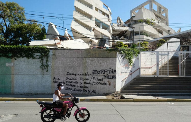 Ονόματα αγνοουμένων γραμμένα σε κατεστραμμένο κτήριο στη Λα Γουάιρα της Βενεζουέλας, δύο εβδομάδες μετά τον διπλό σεισμό των 7,2 και 7,5 Ρίχτερ (φωτ.: EPA / Xaume Olleros)