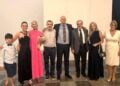 Από αριστερά η υπεύθυνη παραγωγής Στελλίνα Ανεμά με τον γιο της Αλέξανδρο Ρούφα, η Γιώτα Τσουνάκα, ο σκηνοθέτης της παράστασης Γιώργος Ρούφας, ο πρωταγωνιστής της Δημήτρης Παπακυριάκης, ο Πρόεδρος του Δ.Σ.Π. Ηλίας Κλάππας, η Λένα Νίτσου-Ψαθά, η Γιώτα Μπουρλετίδου
(φωτ.: προσωπικό αρχείο Λένας Νίτσου-Ψαθά)