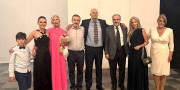 Από αριστερά η υπεύθυνη παραγωγής Στελλίνα Ανεμά με τον γιο της Αλέξανδρο Ρούφα, η Γιώτα Τσουνάκα, ο σκηνοθέτης της παράστασης Γιώργος Ρούφας, ο πρωταγωνιστής της Δημήτρης Παπακυριάκης, ο Πρόεδρος του Δ.Σ.Π. Ηλίας Κλάππας, η Λένα Νίτσου-Ψαθά, η Γιώτα Μπουρλετίδου
(φωτ.: προσωπικό αρχείο Λένας Νίτσου-Ψαθά)