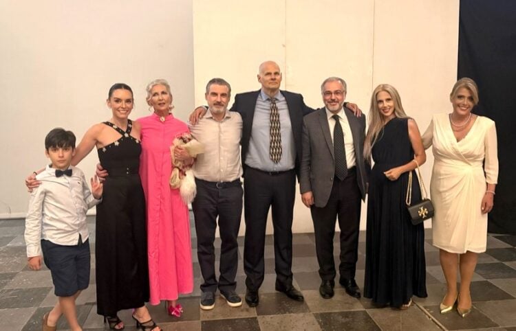 Από αριστερά η υπεύθυνη παραγωγής Στελλίνα Ανεμά με τον γιο της Αλέξανδρο Ρούφα, η Γιώτα Τσουνάκα, ο σκηνοθέτης της παράστασης Γιώργος Ρούφας, ο πρωταγωνιστής της Δημήτρης Παπακυριάκης, ο Πρόεδρος του Δ.Σ.Π. Ηλίας Κλάππας, η Λένα Νίτσου-Ψαθά, η Γιώτα Μπουρλετίδου
(φωτ.: προσωπικό αρχείο Λένας Νίτσου-Ψαθά)