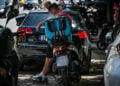 Διανομέας στη σκιά (φωτ.: EUROKINISSI / Τατιάνα Μπόλαρη)