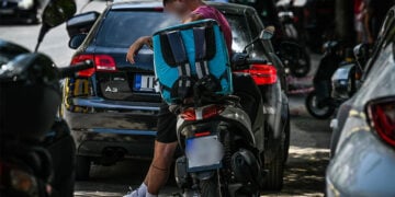 Διανομέας στη σκιά (φωτ.: EUROKINISSI / Τατιάνα Μπόλαρη)