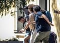 Στιγμιότυπο από τη μεταφορά του 26χρονου Αφγανού που κατηγορείται για τη δολοφονία της Βρετανίδας Ελίζαμπεθ Τζέιν Ρος, στον ανακριτή (φωτ.: Δανάη Δαυλοπούλου / EUROKINISSI)