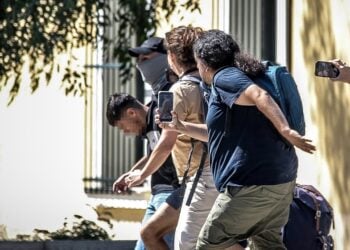 Στιγμιότυπο από τη μεταφορά του 26χρονου Αφγανού που κατηγορείται για τη δολοφονία της Βρετανίδας Ελίζαμπεθ Τζέιν Ρος, στον ανακριτή (φωτ.: Δανάη Δαυλοπούλου / EUROKINISSI)