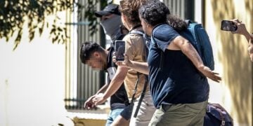 Στιγμιότυπο από τη μεταφορά του 26χρονου Αφγανού που κατηγορείται για τη δολοφονία της Βρετανίδας Ελίζαμπεθ Τζέιν Ρος, στον ανακριτή (φωτ.: Δανάη Δαυλοπούλου / EUROKINISSI)