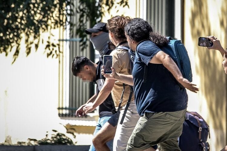 Στιγμιότυπο από τη μεταφορά του 26χρονου Αφγανού που κατηγορείται για τη δολοφονία της Βρετανίδας Ελίζαμπεθ Τζέιν Ρος, στον ανακριτή (φωτ.: Δανάη Δαυλοπούλου / EUROKINISSI)