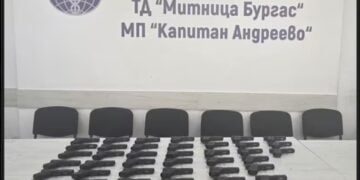 Τα όπλα που εντοπίστηκαν στο τουρκικό όχημα (φωτ.: Γρ. Τύπου Οργανισμού Τελωνείων Βουλγαρίας)