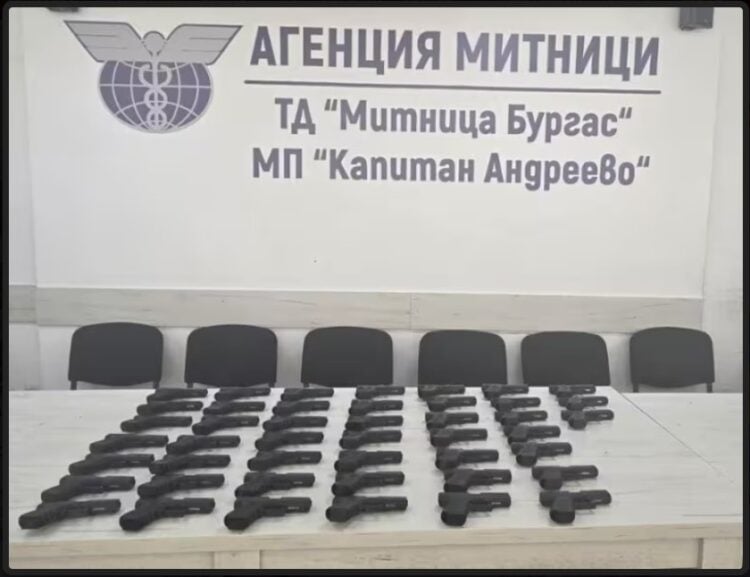 Τα όπλα που εντοπίστηκαν στο τουρκικό όχημα (φωτ.: Γρ. Τύπου Οργανισμού Τελωνείων Βουλγαρίας)