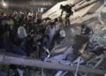 Μέλη της Μονάδας Έρευνας και Διάσωσης της Αστυνομίας καθώς και άλλοι πολίτες διεξάγουν επιχειρήσεις σε κτήριο απέναντι από το Πάρκο Λα Λιμπερτάδ, μετά τον σεισμό των 7,4 Ρίχτερ που έπληξε, χθες, την Κολομβία (φωτ.: EPA/CARLOS ORTEGA)