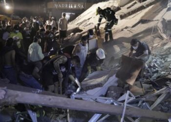 Μέλη της Μονάδας Έρευνας και Διάσωσης της Αστυνομίας καθώς και άλλοι πολίτες διεξάγουν επιχειρήσεις σε κτήριο απέναντι από το Πάρκο Λα Λιμπερτάδ, μετά τον σεισμό των 7,4 Ρίχτερ που έπληξε, χθες, την Κολομβία (φωτ.: EPA/CARLOS ORTEGA)
