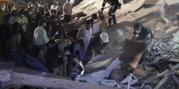 Μέλη της Μονάδας Έρευνας και Διάσωσης της Αστυνομίας καθώς και άλλοι πολίτες διεξάγουν επιχειρήσεις σε κτήριο απέναντι από το Πάρκο Λα Λιμπερτάδ, μετά τον σεισμό των 7,4 Ρίχτερ που έπληξε, χθες, την Κολομβία (φωτ.: EPA/CARLOS ORTEGA)