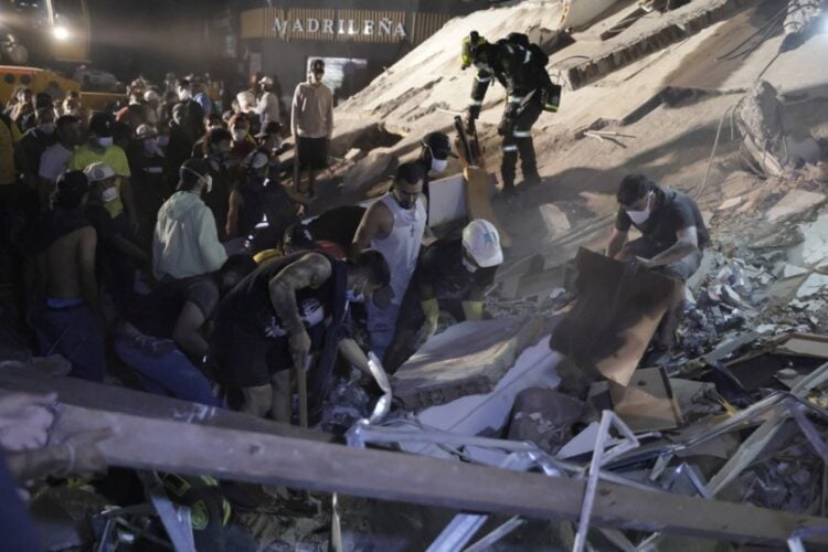 Μέλη της Μονάδας Έρευνας και Διάσωσης της Αστυνομίας καθώς και άλλοι πολίτες διεξάγουν επιχειρήσεις σε κτήριο απέναντι από το Πάρκο Λα Λιμπερτάδ, μετά τον σεισμό των 7,4 Ρίχτερ που έπληξε, χθες, την Κολομβία (φωτ.: EPA/CARLOS ORTEGA)