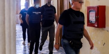 Εικόνα από την προσαγωγή του 41χρονου στην ανακρίτρια (φωτ.: Eurokinissi)