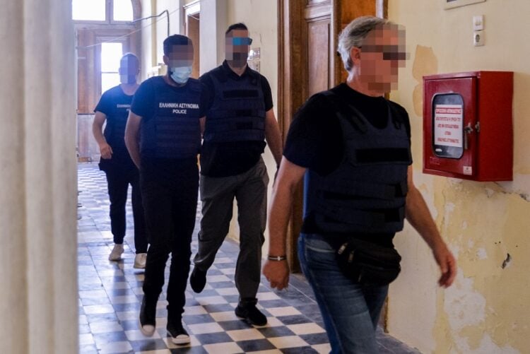Εικόνα από την προσαγωγή του 41χρονου στην ανακρίτρια (φωτ.: Eurokinissi)