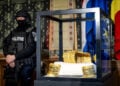 Το χρυσό δακικό κράνος και δύο από τα τρία χρυσά βραχιόλια που είχαν κλαπεί από το Μουσείο Drents παρουσιάζονται στους δημοσιογράφους υπό αυστηρά μέτρα ασφαλείας, στο Άσεν της Ολλανδίας, στις 2 Απριλίου 2026 (φωτ.: EPA / Sem Van Der Wal)