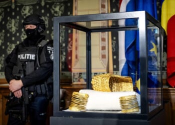 Το χρυσό δακικό κράνος και δύο από τα τρία χρυσά βραχιόλια που είχαν κλαπεί από το Μουσείο Drents παρουσιάζονται στους δημοσιογράφους υπό αυστηρά μέτρα ασφαλείας, στο Άσεν της Ολλανδίας, στις 2 Απριλίου 2026 (φωτ.: EPA / Sem Van Der Wal)