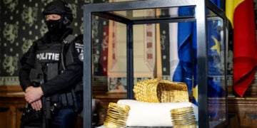 Το χρυσό δακικό κράνος και δύο από τα τρία χρυσά βραχιόλια που είχαν κλαπεί από το Μουσείο Drents παρουσιάζονται στους δημοσιογράφους υπό αυστηρά μέτρα ασφαλείας, στο Άσεν της Ολλανδίας, στις 2 Απριλίου 2026 (φωτ.: EPA / Sem Van Der Wal)