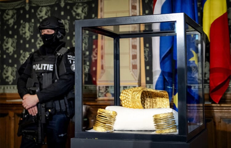 Το χρυσό δακικό κράνος και δύο από τα τρία χρυσά βραχιόλια που είχαν κλαπεί από το Μουσείο Drents παρουσιάζονται στους δημοσιογράφους υπό αυστηρά μέτρα ασφαλείας, στο Άσεν της Ολλανδίας, στις 2 Απριλίου 2026 (φωτ.: EPA / Sem Van Der Wal)