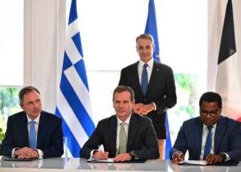 Παρουσία του Πρωθυπουργού Κυριάκου Μητσοτάκη, η υπογραφή της συμφωνίας για είσοδο του γαλλικού επενδυτικού ομίλου Meridiam, ως πλειοψηφικού μετόχου στην εταιρεία Great Sea Interconnector (GSI), η οποία σύμφωνα με τον αρχικό σχεδιασμό, θα αναλάβει την ανάπτυξη του έργου της ηλεκτρικής διασύνδεση Ελλάδας - Κύπρου (φωτ.: Τατιάνα Μπόλαρη/EUROKINISSI)
