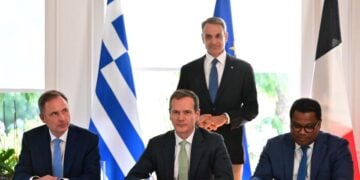 Παρουσία του Πρωθυπουργού Κυριάκου Μητσοτάκη, η υπογραφή της συμφωνίας για είσοδο του γαλλικού επενδυτικού ομίλου Meridiam, ως πλειοψηφικού μετόχου στην εταιρεία Great Sea Interconnector (GSI), η οποία σύμφωνα με τον αρχικό σχεδιασμό, θα αναλάβει την ανάπτυξη του έργου της ηλεκτρικής διασύνδεση Ελλάδας - Κύπρου (φωτ.: Τατιάνα Μπόλαρη/EUROKINISSI)