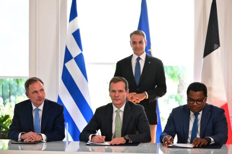 Παρουσία του Πρωθυπουργού Κυριάκου Μητσοτάκη, η υπογραφή της συμφωνίας για είσοδο του γαλλικού επενδυτικού ομίλου Meridiam, ως πλειοψηφικού μετόχου στην εταιρεία Great Sea Interconnector (GSI), η οποία σύμφωνα με τον αρχικό σχεδιασμό, θα αναλάβει την ανάπτυξη του έργου της ηλεκτρικής διασύνδεση Ελλάδας - Κύπρου (φωτ.: Τατιάνα Μπόλαρη/EUROKINISSI)