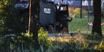 Πάνοπλοι αστυνομικοί με ειδικό θωρακισμένο όχημα αποκλείουν δρόμο κοντά στο ιπποδρόμιο Σάχεν, μετά από πυροβολισμούς που σημειώθηκαν κατά τη διάρκεια rave party, κοντά στο Ααράου της Ελβετίας (φωτ.: EPA/MICHAEL BUHOLZER)