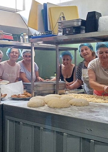 Οι μαγείρισσες της ΕΠΩΦ κατά την προετοιμασία του γαστρονομικού μέρους της εκδήλωσης (φωτ.: facebook / Ένωση Ποντίων Ωραιοκάστρου και Φίλων)