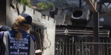 Εικόνα από τους επιτόπιους ελέγχους από κλιμάκια της Γενικής Διεύθυνσης Αποκατάστασης Επιπτώσεων Φυσικών Καταστροφών (ΓΔΑΕΦΚ) στις ιδιοκτησίες που επλήγησαν από την πρόσφατη πυρκαγιά στη Δυτική Αττική (φωτ.: Δανάη Δαυλοπούλου/ EUROKINISSI)