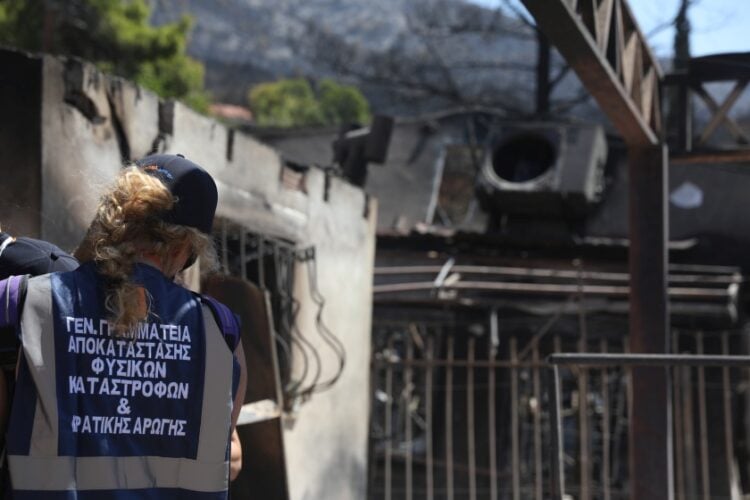 Εικόνα από τους επιτόπιους ελέγχους από κλιμάκια της Γενικής Διεύθυνσης Αποκατάστασης Επιπτώσεων Φυσικών Καταστροφών (ΓΔΑΕΦΚ) στις ιδιοκτησίες που επλήγησαν από την πρόσφατη πυρκαγιά στη Δυτική Αττική (φωτ.: Δανάη Δαυλοπούλου/ EUROKINISSI)