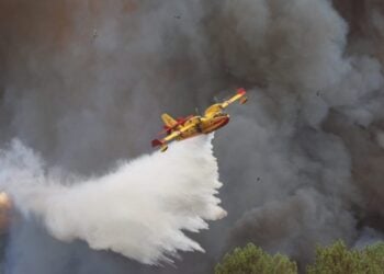 Φωτογραφία που διανεμήθηκε από τη Νομαρχιακή Υπηρεσία Πυρόσβεσης και Διάσωσης 33 (SDIS 33), την επίσημη πυροσβεστική υπηρεσία της περιοχής της Ζιρόντ, απεικονίζει αεροσκάφος Canadair να πραγματοποιεί ρίψη νερού σε πυρκαγιά που μαίνεται στο Στρατόπεδο Σουζ (Camp de Souge) στο Μαρτινιάς-συρ-Ζαλ, κοντά στο Μπορντό της νοτιοδυτικής Γαλλίας (φωτ.: EPA/ SDIS33/MATTHIEU PENZ HANDOUT)