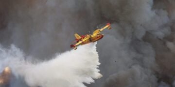 Φωτογραφία που διανεμήθηκε από τη Νομαρχιακή Υπηρεσία Πυρόσβεσης και Διάσωσης 33 (SDIS 33), την επίσημη πυροσβεστική υπηρεσία της περιοχής της Ζιρόντ, απεικονίζει αεροσκάφος Canadair να πραγματοποιεί ρίψη νερού σε πυρκαγιά που μαίνεται στο Στρατόπεδο Σουζ (Camp de Souge) στο Μαρτινιάς-συρ-Ζαλ, κοντά στο Μπορντό της νοτιοδυτικής Γαλλίας (φωτ.: EPA/ SDIS33/MATTHIEU PENZ HANDOUT)