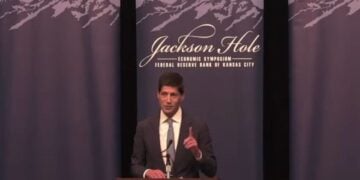 Ο νέος πρόεδρος της FED Κέβιν Γουόρς στην πρώτη ομιλία του στο Τζάκσον Χολ (πηγή; YouTube/CNBC Television)