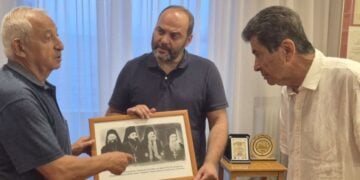 Ο Γιώργος Λυσαρίδης παραδίδει στον πρόεδρο της Ευξείνου Λέσχης Θεσσαλονίκης  Θεοδόση Κυριακίδη τη φωτογραφική σύνθεση υπό το βλέμμα του επιτίμου προέδρου της Λέσχης Κώστα Γαβρίδη (φωτ.: facebook.com/peristereota)