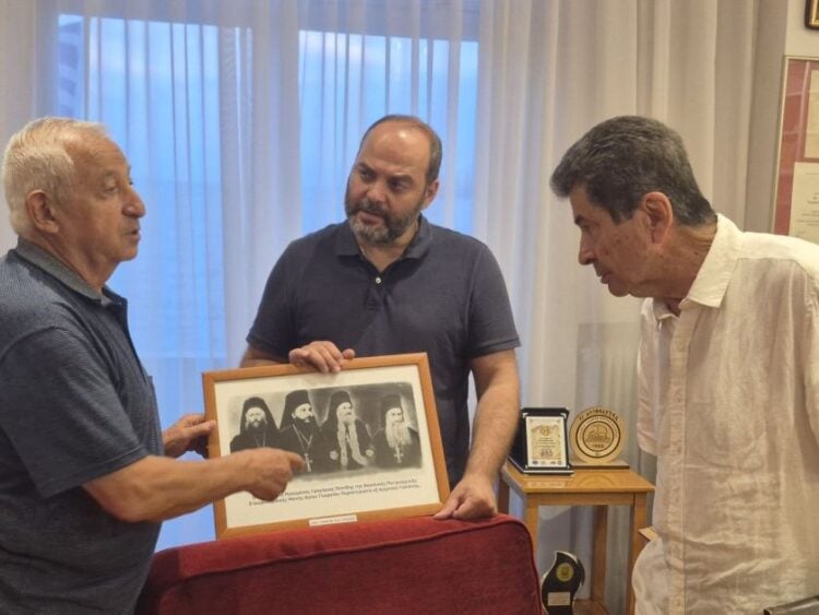 Ο Γιώργος Λυσαρίδης παραδίδει στον πρόεδρο της Ευξείνου Λέσχης Θεσσαλονίκης Θεοδόση Κυριακίδη τη φωτογραφική σύνθεση υπό το βλέμμα του επιτίμου προέδρου της Λέσχης Κώστα Γαβρίδη (φωτ.: facebook.com/peristereota)