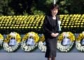 Η πρωθυπουργός της Ιαπωνίας Σανάε Τακαΐτσι στην Τελετή Μνήμης για την Ειρήνη για την 81η επέτειο από τον ατομικό βομβαρδισμό της Χιροσίμα στο Πάρκο Μνήμης της Ειρήνης στη Χιροσίμα, στην Ιαπωνία (φωτ.: EPA/JIJI PRESS JAPAN OUT)