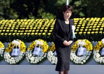 Η πρωθυπουργός της Ιαπωνίας Σανάε Τακαΐτσι στην Τελετή Μνήμης για την Ειρήνη για την 81η επέτειο από τον ατομικό βομβαρδισμό της Χιροσίμα στο Πάρκο Μνήμης της Ειρήνης στη Χιροσίμα, στην Ιαπωνία (φωτ.: EPA/JIJI PRESS JAPAN OUT)