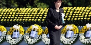 Η πρωθυπουργός της Ιαπωνίας Σανάε Τακαΐτσι στην Τελετή Μνήμης για την Ειρήνη για την 81η επέτειο από τον ατομικό βομβαρδισμό της Χιροσίμα στο Πάρκο Μνήμης της Ειρήνης στη Χιροσίμα, στην Ιαπωνία (φωτ.: EPA/JIJI PRESS JAPAN OUT)